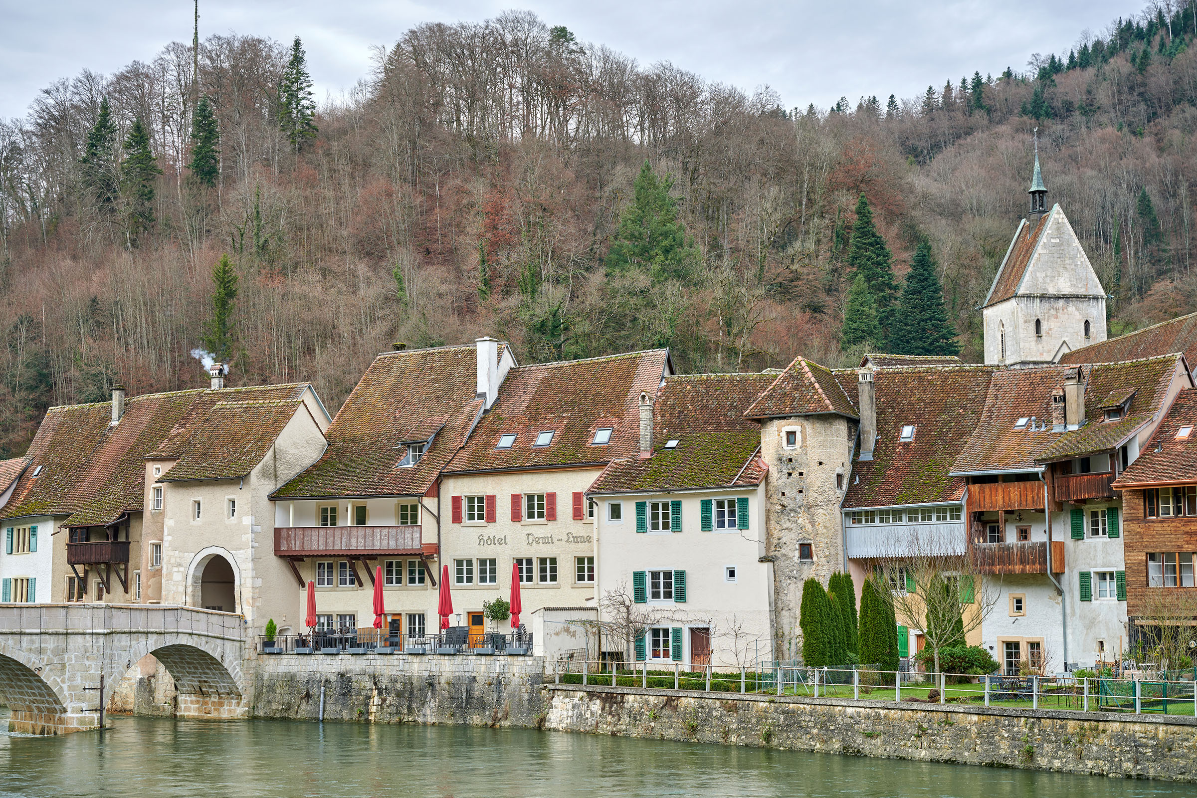  Le coeurs du village historique de St-Ursanne dans le Jura. 