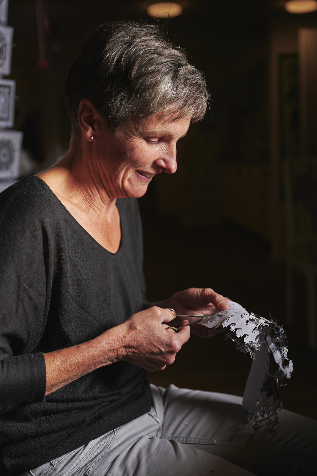  Des mains calmes sont essentielles : Jolanda Brändle aime travailler sur une silhouette le soir. 