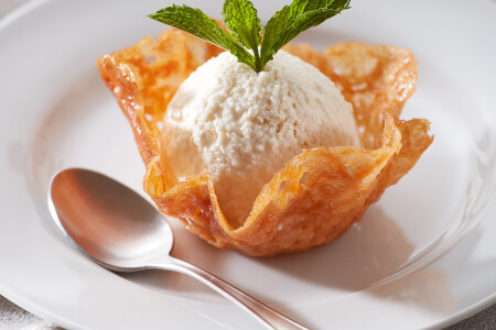 Corbeille en filigrane de miel garnie de glace à la grappa