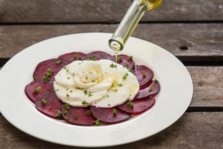 Caprese de betteraves rouges