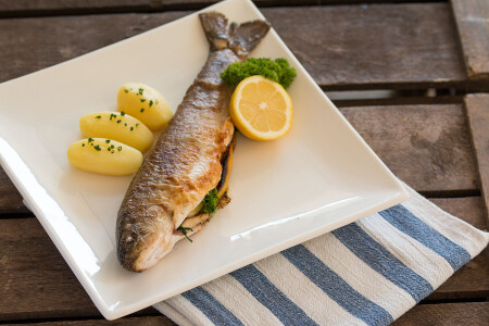 Omble chevalier grillé avec pommes de terre de la montagne