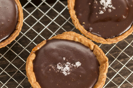 Tarte au chocolat et au caramel salé