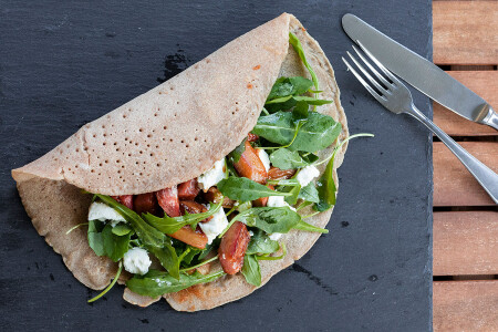 Galettes au sarrasin garnies de rhubarbe et de fromage de chèvre frais