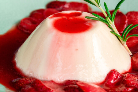 Panna Cotta au romarin avec des fraises
