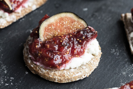 Pain suédois aux figues et au fromage de chèvre frais