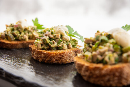 Crostini aromatiques de bouilli de boeuf