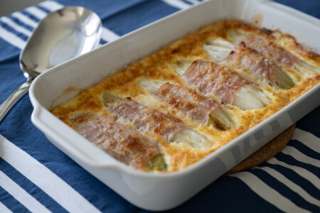 Une recette de grand-mère: les endives gratinées sont relevées à l’extérieur et juteuses et fraîches à l’intérieur. Et plus du tout amères.