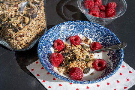 Ce muesli croustillant fait maison est non seulement un excellent moyen de bien commencer la journée, mais il peut aussi faire office d’encas.