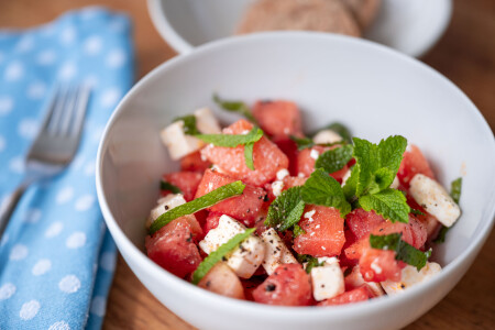 Envie d’un plat rafraîchissant pour les jours de canicule? Dans ce cas, cette salade préparée en un tournemain tombe à pic: la douceur fruitée de la pastèque se marie admirablement avec la feta salée.