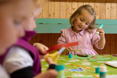  Les enfants travaillent ensemble dans le groupe de jeu Purzelzwärg. 
