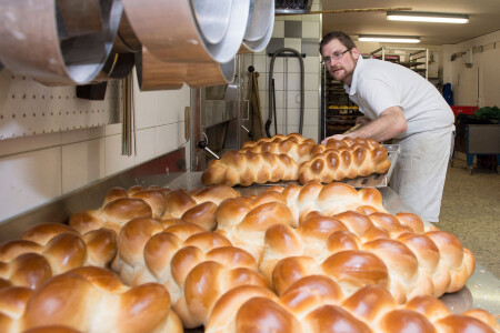 Début des travaux à 1 h du matin au Napf-Beck. Christoph Wiler prépare la tresse pour le matin.