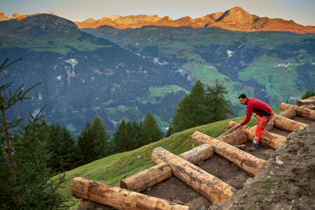 Martin Dettli construit une boîte en bois dans un Maiensäss à Bavugls.