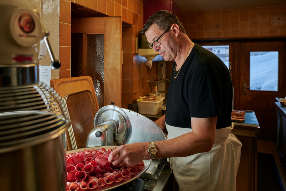 Ambros Henzen coupe la viande séchée.