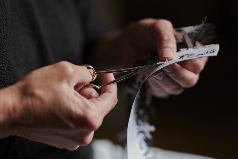 Des mains calmes sont essentielles : Jolanda Brändle travaille sur une silhouette.